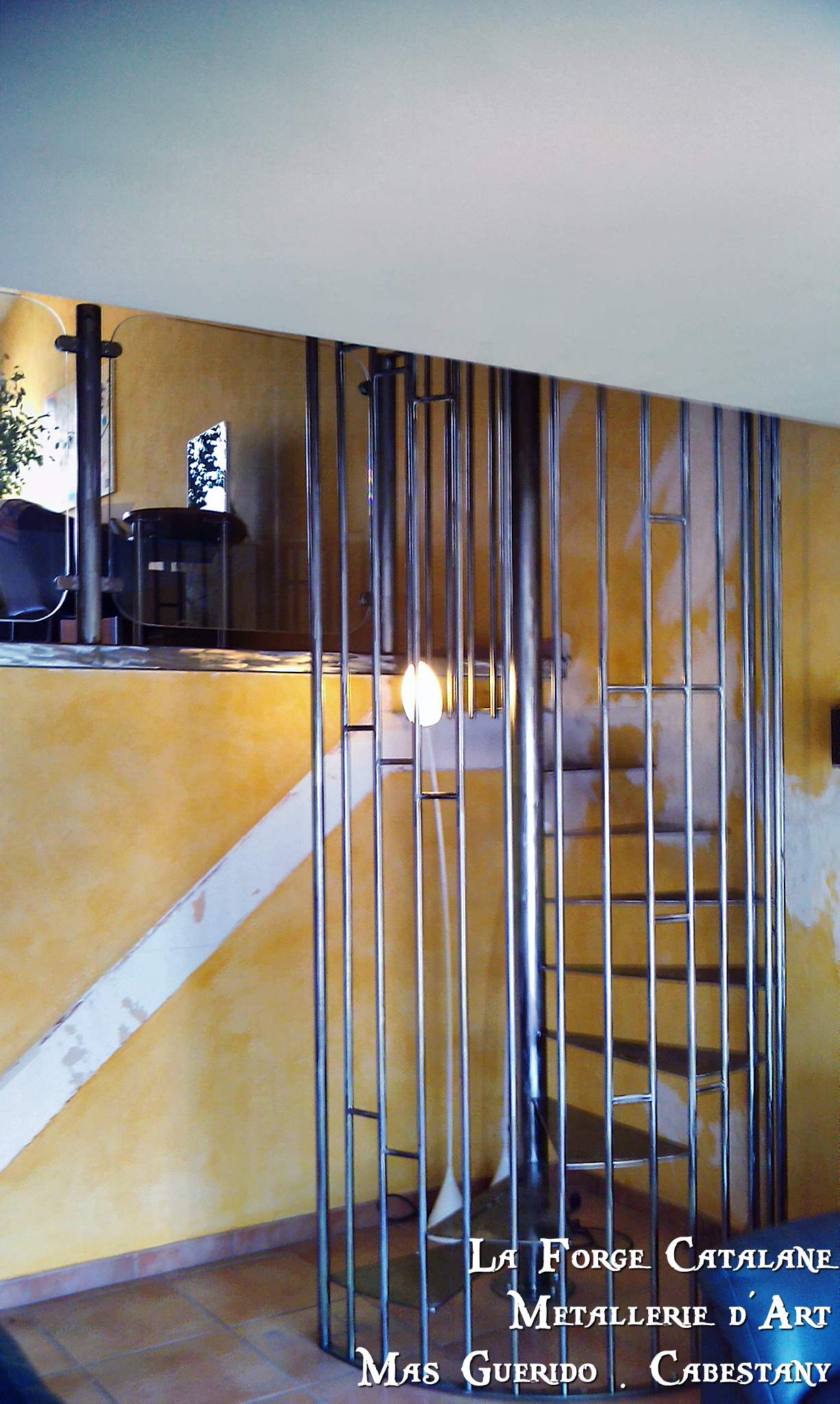 Escalier helicoidal rond en fer forge catalane 1.jpg